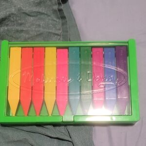 Melissa & Doug Vibrant Crayon Collection in Green Case